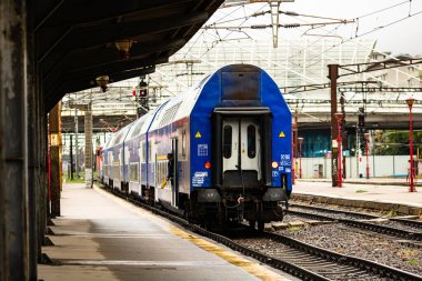 Bükreş, Romanya 'daki Bükreş (Gara de Nord Bükreş) tren istasyonunda ya da hareket halindeki tren platformunda 2022