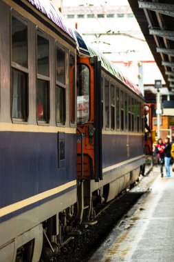 Bükreş, Romanya 'daki Bükreş (Gara de Nord Bükreş) tren istasyonunda ya da hareket halindeki tren platformunda 2022
