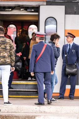 Bükreş 'teki Bükreş Kuzey Tren İstasyonu' nun (Gara de Nord Bükreş) tren peronunda tren bekleyen gezginler ve banliyö sakinleri, 2022