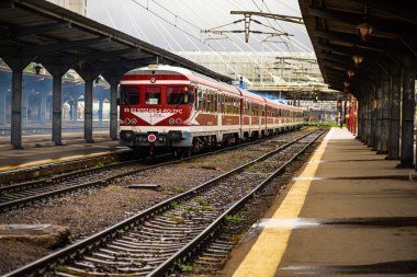 Bükreş, Romanya 'daki Bükreş (Gara de Nord Bükreş) tren istasyonunda ya da hareket halindeki tren platformunda 2022