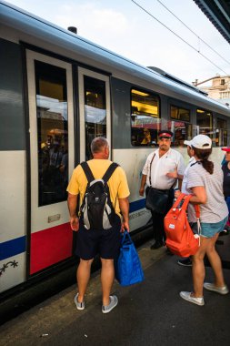Bükreş 'teki Bükreş Kuzey Tren İstasyonu' nun (Gara de Nord Bükreş) tren peronunda tren bekleyen gezginler ve banliyö sakinleri, 2022