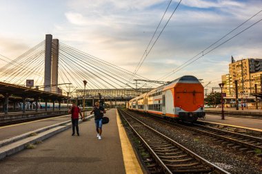 Bükreş, Romanya 'daki Bükreş (Gara de Nord Bükreş) tren istasyonunda ya da hareket halindeki tren platformunda 2022