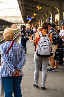 Bükreş 'teki Bükreş Kuzey Tren İstasyonu' nun (Gara de Nord Bükreş) tren peronunda tren bekleyen gezginler ve banliyö sakinleri, 2022