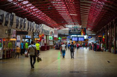 Bükreş 'teki Bükreş Kuzey Tren İstasyonu' nun (Gara de Nord Bükreş) tren peronunda tren bekleyen gezginler ve banliyö sakinleri, 2022