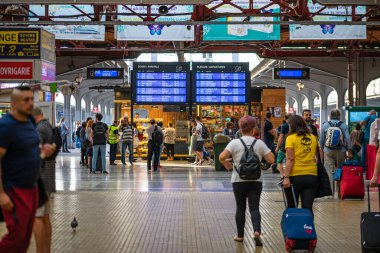 Bükreş 'teki Bükreş Kuzey Tren İstasyonu' nun (Gara de Nord Bükreş) tren peronunda tren bekleyen gezginler ve banliyö sakinleri, 2022