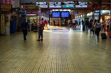 Bükreş 'teki Bükreş Kuzey Tren İstasyonu' nun (Gara de Nord Bükreş) tren peronunda tren bekleyen gezginler ve banliyö sakinleri, 2022