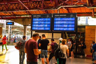 Bükreş 'teki Bükreş Kuzey Tren İstasyonu' nun (Gara de Nord Bükreş) tren peronunda tren bekleyen gezginler ve banliyö sakinleri, 2022