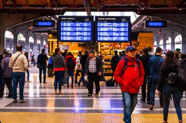 Bükreş 'teki Bükreş Kuzey Tren İstasyonu' nun (Gara de Nord Bükreş) tren peronunda tren bekleyen gezginler ve banliyö sakinleri, 2022