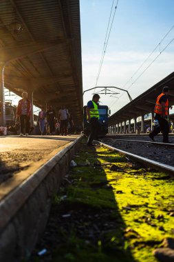 Bükreş, Romanya 'daki Bükreş Kuzey Tren İstasyonu' ndaki (Gara de Nord Bükreş) tren detayı ve tren platformu, 2021