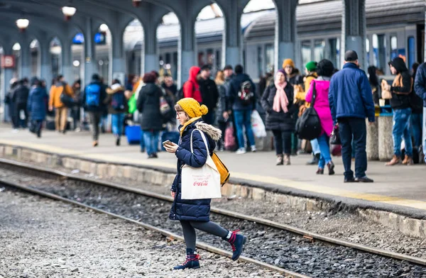 Путешественники Пассажиры Ожидающие Поезд Железнодорожной Платформе Северного Железнодорожного Вокзала Бухареста — стоковое фото