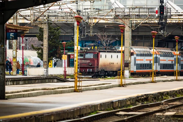 2022年罗马尼亚布加勒斯特布加勒斯特北站 Gara Nord Bucharest 运行中的列车或在火车站站台上的列车 — 图库照片