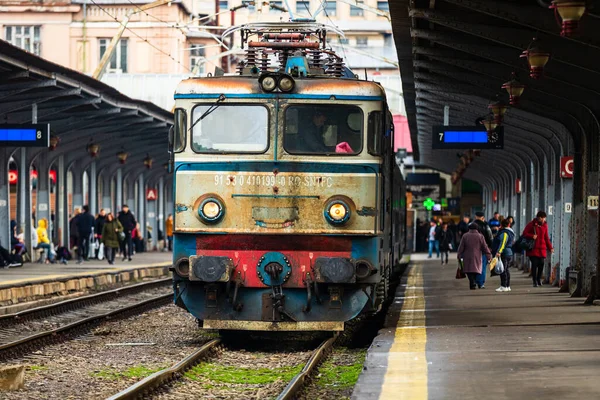 Bükreş, Romanya 'daki Bükreş (Gara de Nord Bükreş) tren istasyonunda ya da hareket halindeki tren platformunda 2022