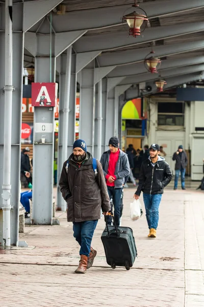 ブカレスト北駅 Gara Nordブカレスト の列車ホームで列車を待っている旅行者や通勤者 ルーマニア 2022 — ストック写真