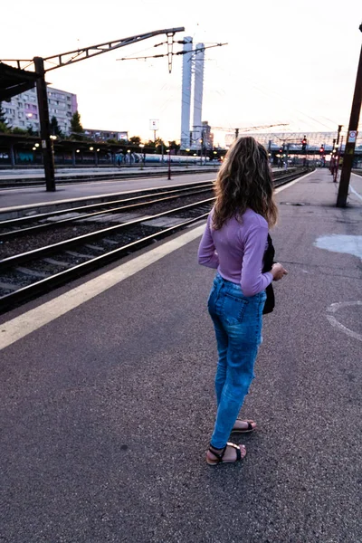 Девушка Идущая Одна Железнодорожной Платформе Фотографирующая Вокзале — стоковое фото