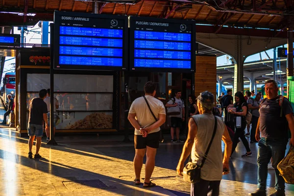 Bükreş 'teki Bükreş Kuzey Tren İstasyonu' nun (Gara de Nord Bükreş) tren peronunda tren bekleyen gezginler ve banliyö sakinleri, 2022