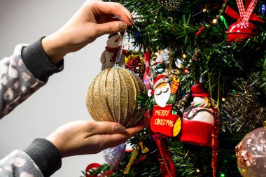 Noel ağacına Noel süsleri ve süsleri asmak