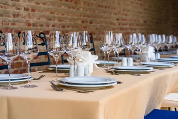 Close Festive Table Setting Empty Wine Glasses White Plates Table — Stock Photo, Image