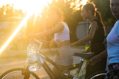 Bisiklete binmek. Bükreş, Romanya, 2021 'de bisikletli gezginler