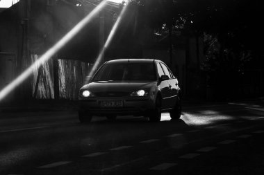 Trafiğin en yoğun olduğu saatte. Bükreş, Romanya, 2021 'de trafik sıkışıklığı, gün batımında yola çıkan arabalar