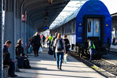 Bükreş, Romanya 'daki Bükreş (Gara de Nord Bükreş) tren istasyonunda ya da hareket halindeki tren platformunda 2022