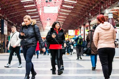 Bükreş 'teki Bükreş Kuzey Tren İstasyonu' nun (Gara de Nord Bükreş) tren peronunda tren bekleyen gezginler ve banliyö sakinleri, 2022