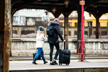 Bükreş 'teki Bükreş Kuzey Tren İstasyonu' nun (Gara de Nord Bükreş) tren peronunda tren bekleyen gezginler ve banliyö sakinleri, 2022