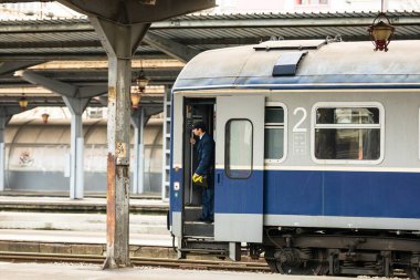 Bükreş, Romanya 'daki Bükreş (Gara de Nord Bükreş) tren istasyonunda ya da hareket halindeki tren platformunda 2022