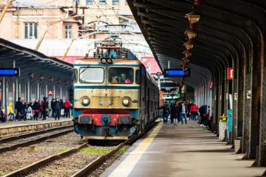 Bükreş, Romanya 'daki Bükreş (Gara de Nord Bükreş) tren istasyonunda ya da hareket halindeki tren platformunda 2022