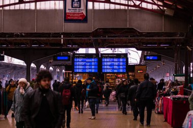 Bükreş 'teki Bükreş Kuzey Tren İstasyonu' nun (Gara de Nord Bükreş) tren peronunda tren bekleyen gezginler ve banliyö sakinleri, 2022