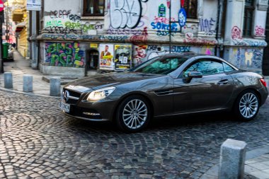 Şehrin şehir merkezinde trafik sıkışıklığında araçlar. Romanya 'nın başkenti Bükreş' te sabah akşam araba kirliliği ve trafik sıkışıklığı, 2021