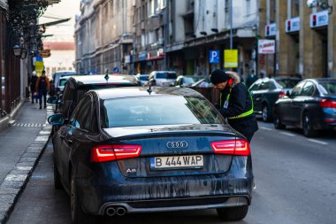 Şehrin şehir merkezinde trafik sıkışıklığında araçlar. Romanya 'nın başkenti Bükreş' te sabah akşam araba kirliliği ve trafik sıkışıklığı, 2021