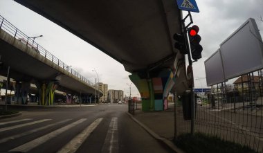 Bükreş, Romanya, 2021 'de trafik sıkışıklığı, kirlilik yok, sokaklar bomboş.