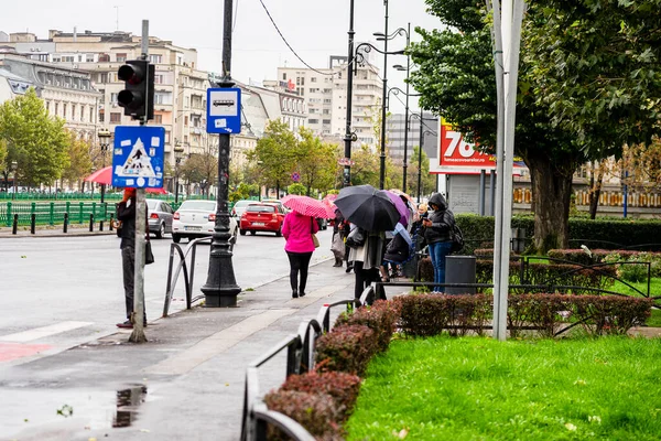 Personas Con Paraguas Calle Día Lluvioso Bucarest Rumania 2021 — Foto de Stock