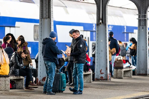 Voyageurs Navetteurs Attente Train Sur Quai Gare Bucarest Nord Gara — Photo