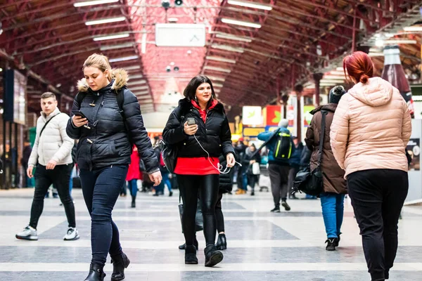 Bükreş 'teki Bükreş Kuzey Tren İstasyonu' nun (Gara de Nord Bükreş) tren peronunda tren bekleyen gezginler ve banliyö sakinleri, 2022