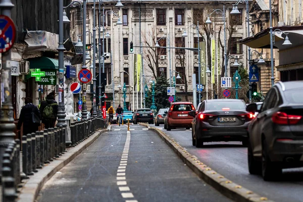 Şehrin şehir merkezinde trafik sıkışıklığında araçlar. Romanya 'nın başkenti Bükreş' te sabah akşam araba kirliliği ve trafik sıkışıklığı, 2021