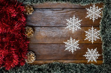 Tahtada Noel çelengi ve süslemeleri olan bir Noel kompozisyonu. Sınır ve kopyalama alanı ile yaratıcı kompozisyon, üst görünüm, düz yatay. Noel çerçevesi.