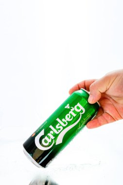 Bükreş, Romanya, 2021 'de bir kutu Carlsberg birası