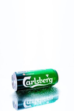 Bükreş, Romanya, 2021 'de bir kutu Carlsberg birası