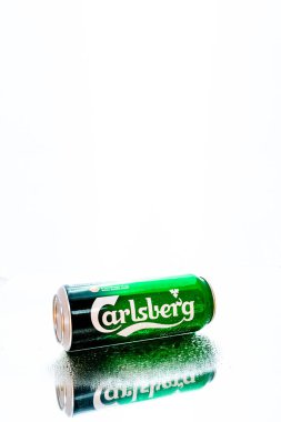 Bükreş, Romanya, 2021 'de bir kutu Carlsberg birası