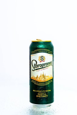 Bükreş, Romanya, 2021 'de bir kutu Staropramen birası