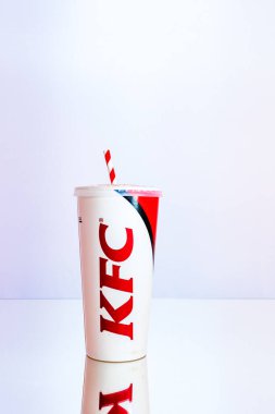 KFC kağıt bardakta içer. Bükreş, Romanya, 2021