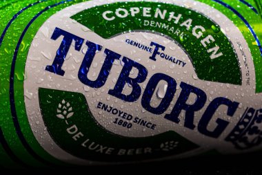 Tuborg birasının üzerindeki su damlacıkları siyaha izole edilmiş. Bükreş, Romanya, 2020