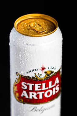 Stella Artois birasının üzerindeki su damlacıkları siyaha izole edilmiş. Bükreş, Romanya, 2020