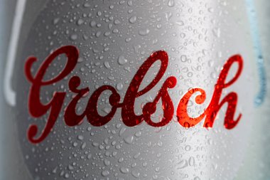 Grolsch Premium Pilsner 'daki su damlacıklarının ayrıntıları. Grolsch Premium Bira Kutusu. Romanya, Bükreş 'te stüdyo fotoğraf çekimi, 2021