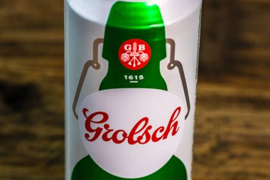 Grolsch Premium Pilsner - Grolsch Premium Lager, Hollanda Grolsch Bira Fabrikası 'nın amiral gemisi. Romanya, Bükreş 'te stüdyo fotoğraf çekimi, 2020
