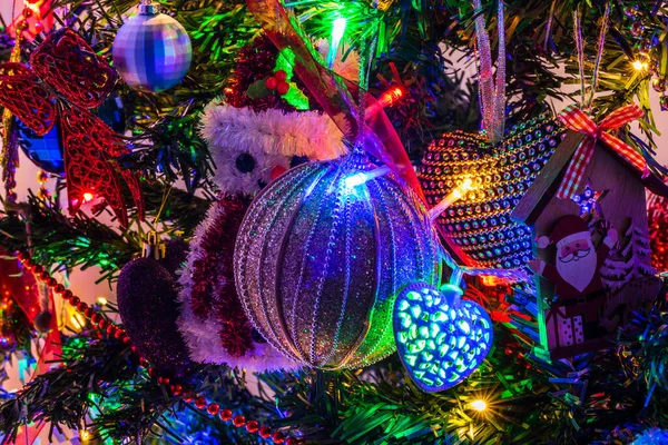 Noel Ağacında Noel Işıklarıyla Süslenmiş — Stok fotoğraf