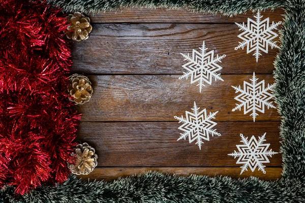 Tahtada Noel çelengi ve süslemeleri olan bir Noel kompozisyonu. Sınır ve kopyalama alanı ile yaratıcı kompozisyon, üst görünüm, düz yatay. Noel çerçevesi.