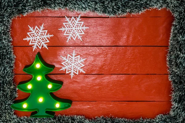圣诞作文用红色木板装饰着圣诞花环和装饰品 具有边框和复制空间 顶视图 平面布局的创意构图 圣诞框架 — 图库照片