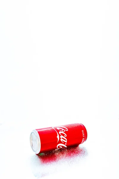 Kapky Vody Klasické Plechovce Coca Cola Bukurešti Rumunsko 2021 — Stock fotografie